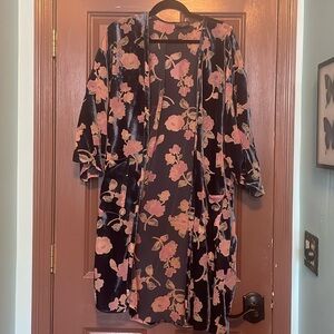 Dress Forum navy pink floral burnout velvet kimono M